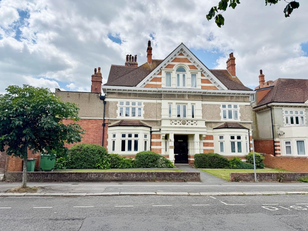 Lot: 97 - FREEHOLD BLOCK OF NINE FLATS PART INVESTMENT / PART VACANT IN WEST END OF FOLKESTONE - Front of property